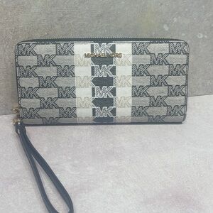 Michael Kors Continental Zip Wallet/
Wristlet Jacquard Logo Black/Gray/White